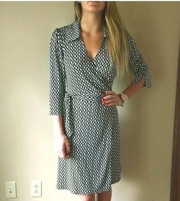Laundry by Shelli Segal Dresses & Skirts - Laundry by Shelli Segal Greek Key Print Wrap Dress Size S career office modest